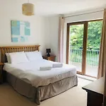 Vakantiehuis Modern With 3 Bedrooms And 3 Bathrooms In Town