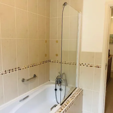 Modern With 3 Bedrooms And 3 Bathrooms In Town Holiday home