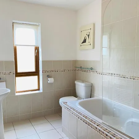 Modern With 3 Bedrooms And 3 Bathrooms In Town Kenmare