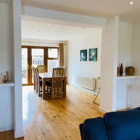 Modern With 3 Bedrooms And 3 Bathrooms In Town * Kenmare