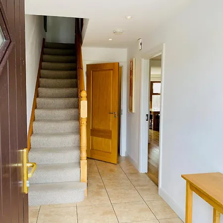 Modern With 3 Bedrooms And 3 Bathrooms In Town Holiday home