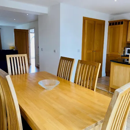 Modern With 3 Bedrooms And 3 Bathrooms In Town Holiday home Kenmare