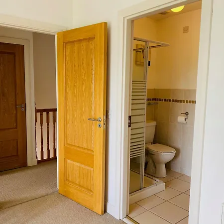 Modern With 3 Bedrooms And 3 Bathrooms In Town Holiday home