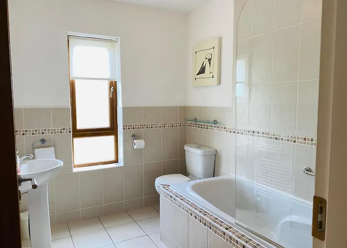 Modern With 3 Bedrooms And 3 Bathrooms In Town Kenmare