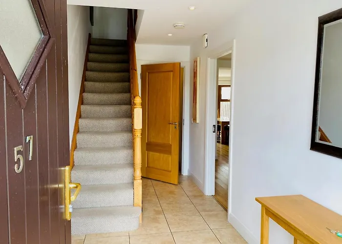 Modern With 3 Bedrooms And 3 Bathrooms In Town Dom wakacyjny